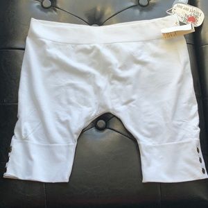 Forget Me Not Stretch Shorts (L) NWT